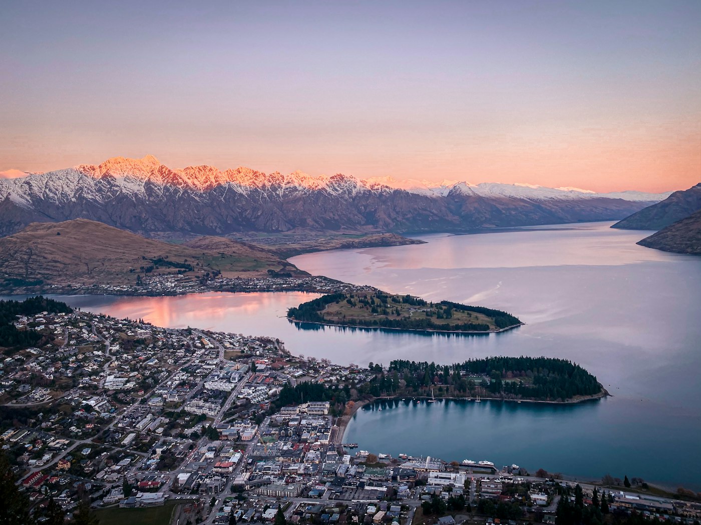 Queenstown and Lake Wakatipu at sunset, New Zealand
